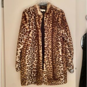 Faux Fur Leopard Coat
Love stitch - Size S (BEST OFFER)